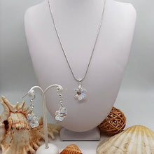 Carica l'immagine nel visualizzatore di Gallery, Parure di orecchini e collana con ciondolo di cristallo austriaco fiocco di neve crystal aurora borealis ed argento 925
