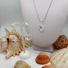 Carica l'immagine nel visualizzatore di Gallery, Parure di orecchini e collana con ciondolo di cristallo austriaco fiocco di neve crystal aurora borealis ed argento 925