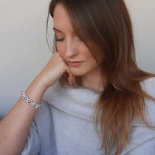 Carica l'immagine nel visualizzatore di Gallery, Bracciale di perle di cristallo indossato