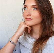 Carica l'immagine nel visualizzatore di Gallery, Gioiello handmade: bracciale di perle indossato