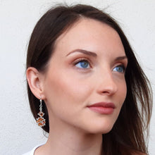 Carica l'immagine nel visualizzatore di Gallery, Orecchini fatti a mano con cristalli austriaci in color rame e argento 925 indossati