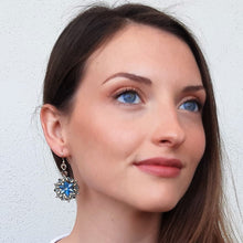 Carica l'immagine nel visualizzatore di Gallery, Orecchini "Ginevra" fatti a mano con cristalli austriaci, perline giapponesi e vetro di Boemia in blu ed argento