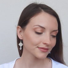 Carica l'immagine nel visualizzatore di Gallery, orecchini da sposa in argento 925 con cristalli aurora borealis
