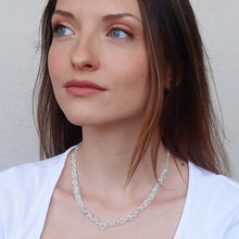 Carica l'immagine nel visualizzatore di Gallery, Collana da sposa a V con cristalli austriaci e argento 925 per completare il tuo abito