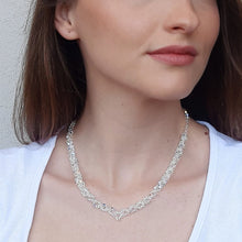 Carica l'immagine nel visualizzatore di Gallery, Gioiello da cerimonia, collana a V con cristalli austriaci e argento 925