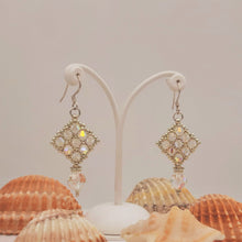 Carica l'immagine nel visualizzatore di Gallery, orecchini da cerimonia in argento 925 con cristalli aurora borealis