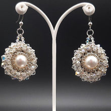 Carica l'immagine nel visualizzatore di Gallery, Orecchini pendenti tondi con perle bianche e cristalli