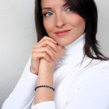 Carica l'immagine nel visualizzatore di Gallery, Braccialetto in pietre occhio di tigre blu indossato