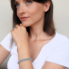 Carica l'immagine nel visualizzatore di Gallery, Braccialetto tennis con cristallo acquamarina indossato