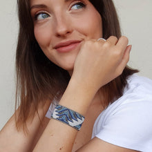Carica l'immagine nel visualizzatore di Gallery, Bracciale alla moda realizzato a mano con telaio, chiusura con cristallo Swarovski indossato