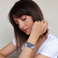 Carica l'immagine nel visualizzatore di Gallery, Bracciale alla moda handmade con perline giapponesi indossato