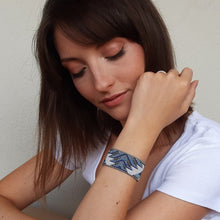 Carica l'immagine nel visualizzatore di Gallery, Bracciale alla moda realizzato al telaio con perline giapponesi indossato