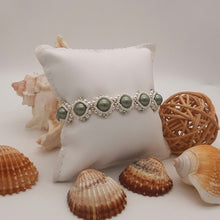 Carica l'immagine nel visualizzatore di Gallery, Bracciale di perle con cuore di cristallo fatto a mano