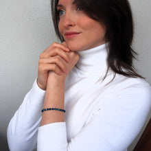 Carica l'immagine nel visualizzatore di Gallery, Braccialetto in pietre naturali occhio di tigre blu indossato