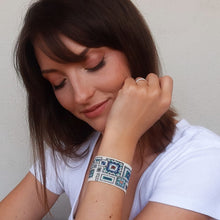 Carica l'immagine nel visualizzatore di Gallery, Bracciale artistico con perline indossato