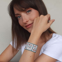 Carica l'immagine nel visualizzatore di Gallery, Bracciale di moda: eleganza artistica ispirata a Firenze indossato