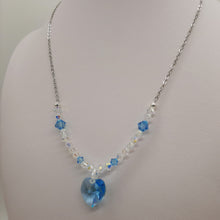 Carica l'immagine nel visualizzatore di Gallery, Collana di acciaio con ciondolo di cristallo a forma di cuore in colore acquamarina circondato da piccoli cistalli di diverse misure