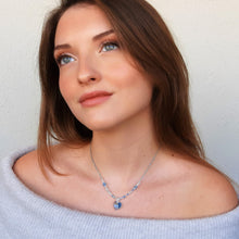 Carica l'immagine nel visualizzatore di Gallery, Collana di acciaio con ciondolo di cristallo a forma di cuore in colore acquamarina circondato da piccoli cistalli di diverse misure