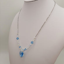 Carica l'immagine nel visualizzatore di Gallery, Collana di acciaio con ciondolo di cristallo a forma di cuore in colore acquamarina circondato da piccoli cistalli di diverse misure