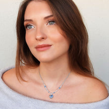 Carica l'immagine nel visualizzatore di Gallery, Collana di acciaio con ciondolo di cristallo a forma di cuore in colore acquamarina circondato da piccoli cistalli di diverse misure