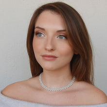 Carica l'immagine nel visualizzatore di Gallery, collana di perle indossata