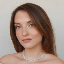Carica l'immagine nel visualizzatore di Gallery, collana di perle indossata con cristalli