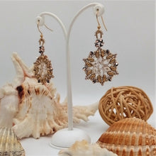 Carica l'immagine nel visualizzatore di Gallery, Orecchini "Ginevra" fatti a mano con cristalli austriaci, perline giapponesi e vetro di Boemia in bianco ed oro
