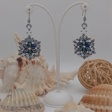 Carica l'immagine nel visualizzatore di Gallery, Orecchini "Ginevra" fatti a mano con cristalli austriaci, perline giapponesi e vetro di Boemia in blu ed argento