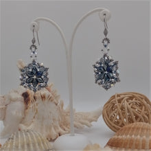 Carica l'immagine nel visualizzatore di Gallery, Orecchini "Ginevra" fatti a mano con cristalli austriaci, perline giapponesi e vetro di Boemia in blu ed argento