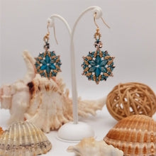 Carica l'immagine nel visualizzatore di Gallery, Orecchini "Ginevra" fatti a mano con cristalli austriaci, perline giapponesi e vetro di Boemia in turchese ed oro