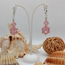 Carica l'immagine nel visualizzatore di Gallery, Orecchini fatti a mano con cristalli austriaci in color rosa AB e argento 925