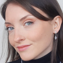 Carica l'immagine nel visualizzatore di Gallery, Orecchini con Pietra Naturale Agata Bianca e cristalli