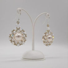 Carica l'immagine nel visualizzatore di Gallery, Orecchini con perla bianca e cristalli Swarovski