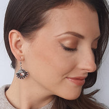 Carica l'immagine nel visualizzatore di Gallery, Orecchini a ventaglio con cristalli Swarovski rosa indossati