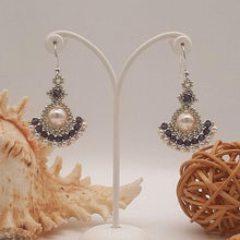 Carica l'immagine nel visualizzatore di Gallery, Orecchini a ventaglio con perle e cristalli ametista