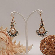 Carica l'immagine nel visualizzatore di Gallery, Orecchini ventaglio con perle e cristalli verde oliva