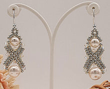 Carica l'immagine nel visualizzatore di Gallery, Orecchini di perle bianche e cristalli