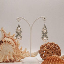 Carica l'immagine nel visualizzatore di Gallery, Orecchini pendenti con perle bianche e cristalli