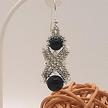 Carica l'immagine nel visualizzatore di Gallery, Orecchino di perle nere e cristalli