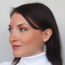 Carica l'immagine nel visualizzatore di Gallery, Orecchini pendenti di perle rosa e cristalli