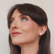 Carica l'immagine nel visualizzatore di Gallery, Orecchini design di perle bianche e cristalli austriaci indossati