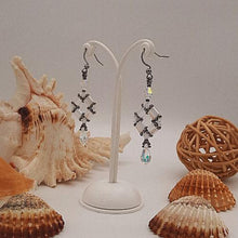 Carica l'immagine nel visualizzatore di Gallery, Orecchini a rombo con cristalli crystal AB e perline giapponesi bianche