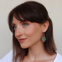 Carica l'immagine nel visualizzatore di Gallery, Orecchini artigianali con cristalli austriaci e perline giapponesi, eleganti e personalizzabili