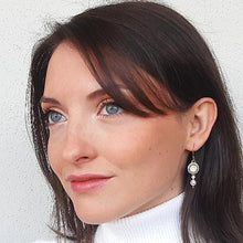 Carica l'immagine nel visualizzatore di Gallery, Orecchini bianchi con perle, cristalli e acciaio