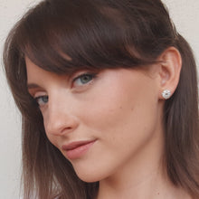 Carica l'immagine nel visualizzatore di Gallery, Orecchini design di perle e cristalli austriaci indossati