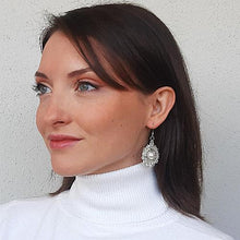 Carica l'immagine nel visualizzatore di Gallery, Orecchini pendenti con perle e cristalli indossati