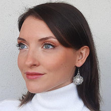 Carica l'immagine nel visualizzatore di Gallery, Orecchini da cerimonia con perle e cristalli indossati