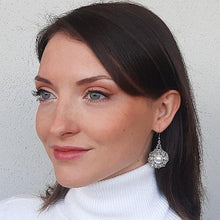 Carica l'immagine nel visualizzatore di Gallery, Orecchini con perle bianche da cerimonia indossati