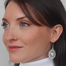 Carica l'immagine nel visualizzatore di Gallery, Orecchini pendenti tondi con perle e cristalli