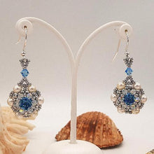 Carica l'immagine nel visualizzatore di Gallery, Orecchini particolari fatti a mano con chaton acquamarina